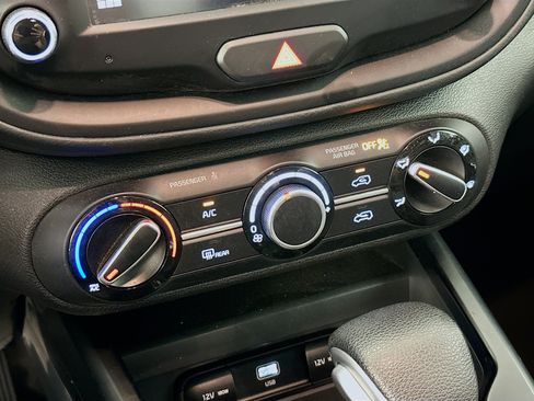 Used 2025 Kia Soul LX w/ LX Technology Package FWD image 23