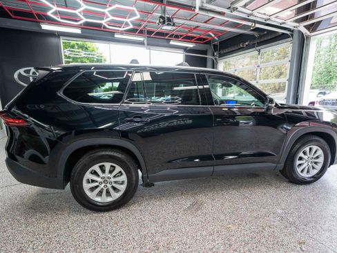 Used 2025 Toyota Grand Highlander AWD image 4