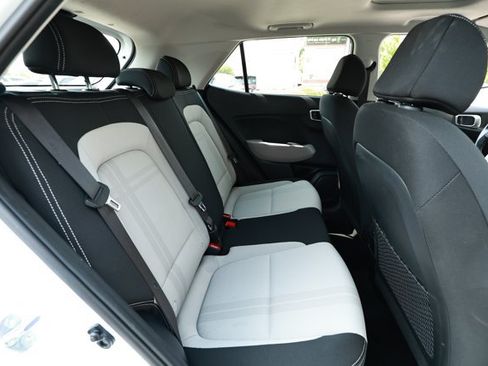 Used 2025 Hyundai Venue SEL FWD image 31