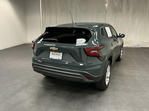 Used 2025 Chevrolet Trax LS w/ LS Convenience Package FWD image 5