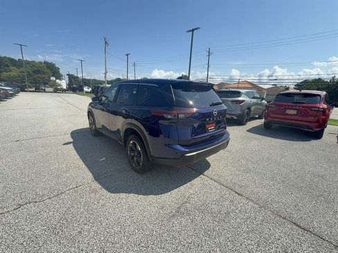 Used 2024 Nissan Rogue SV AWD/4WD image 3
