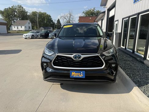 Used 2021 Toyota Highlander XLE AWD/4WD image 2