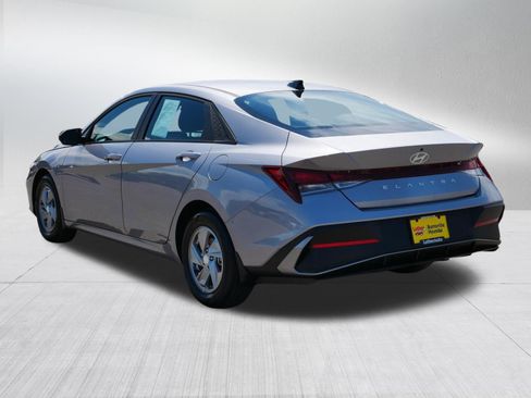 Certified 2026 Hyundai Elantra SE FWD image 5