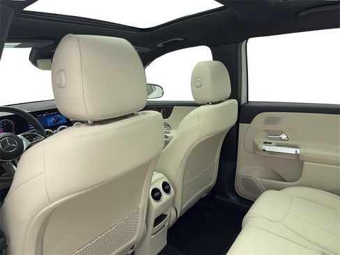 Used 2025 Mercedes-Benz GLB 250 w/ Exclusive Package image 40
