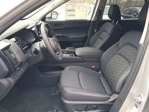 New 2025 Nissan Pathfinder SV w/ SV Premium Package image 10