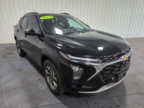 Used 2024 Chevrolet Trax LT w/ LT Convenience Package FWD image 2