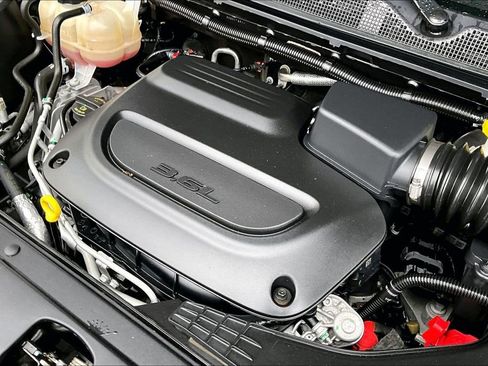 Used 2023 Chrysler Pacifica Touring-L FWD image 29