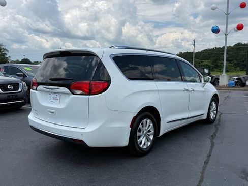 Used 2019 Chrysler Pacifica Touring-L FWD image 3