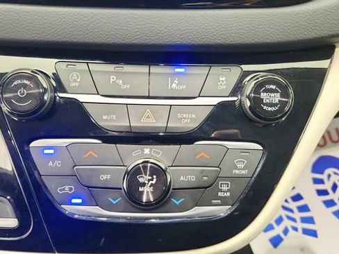 Used 2024 Chrysler Pacifica Touring-L FWD image 17