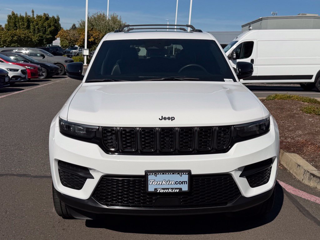 Used 2023 Jeep Grand Cherokee Altitude AWD/4WD image 3