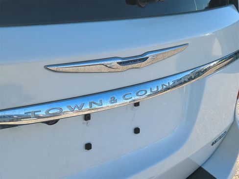 Used 2011 Chrysler Town & Country Limited image 12