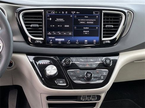 Used 2024 Chrysler Pacifica Touring-L image 15