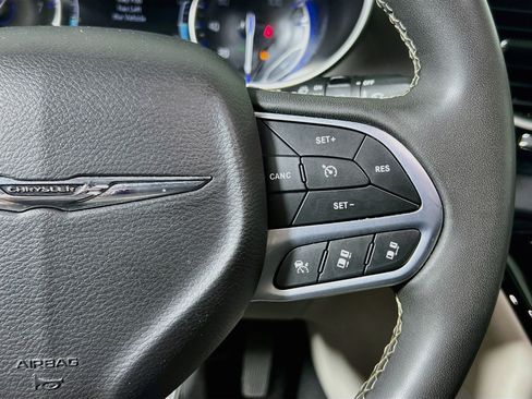 Used 2023 Chrysler Pacifica Touring-L FWD image 19