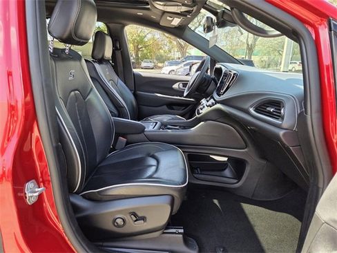 Used 2025 Chrysler Pacifica Limited image 24