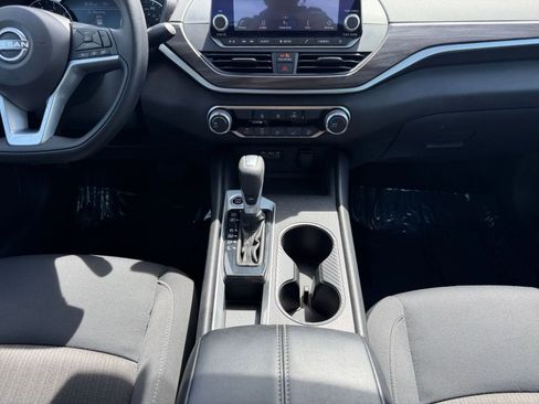 Used 2025 Nissan Altima 2.5 SV FWD image 41