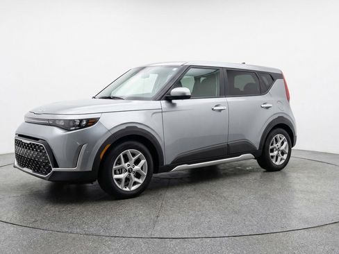 Used 2025 Kia Soul LX w/ LX Technology Package FWD image 3