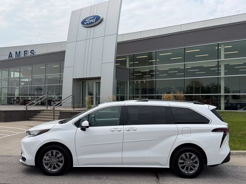 Used 2023 Toyota Sienna LE w/ LE Plus Package FWD image 3