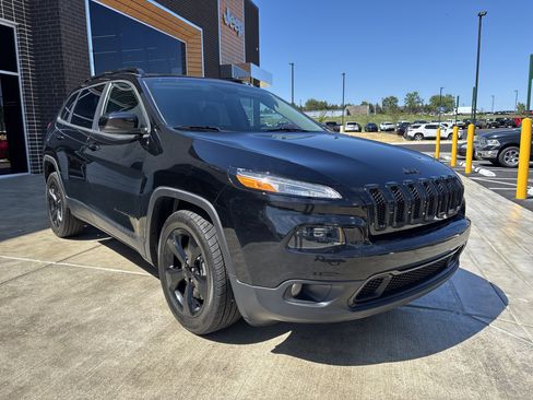 Used 2017 Jeep Cherokee High Altitude w/ Luxury Group FWD image 3