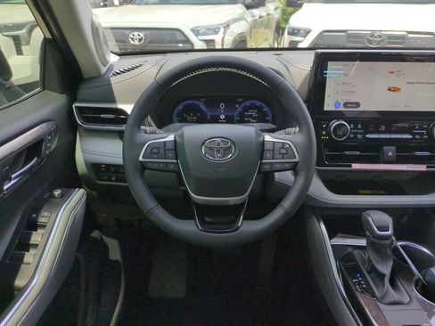 New 2026 Toyota Highlander Platinum AWD/4WD image 16