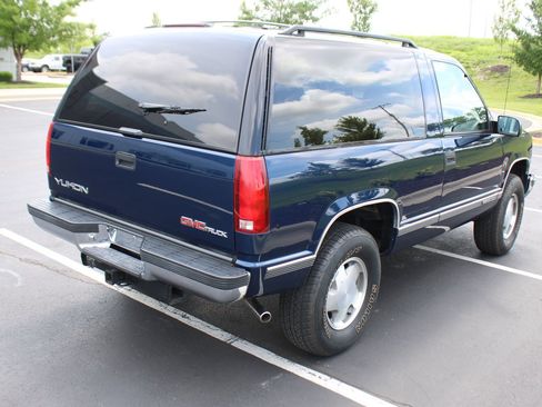 Used 1997 GMC Yukon 4WD 2-Door w/ Marketing Opt Pkg 2 image 3