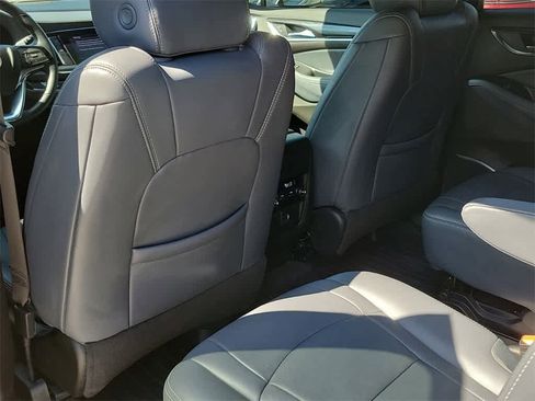 Used 2022 Buick Enclave Essence image 8