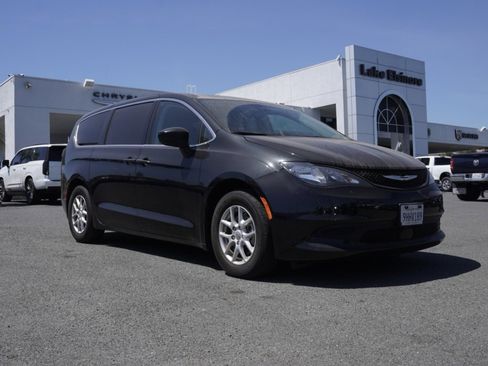 Used 2023 Chrysler Voyager LX image 2