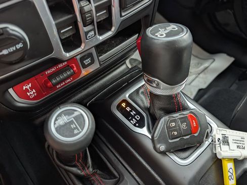 Used 2018 Jeep Wrangler Unlimited Rubicon AWD/4WD image 32