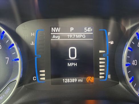 Used 2017 Chrysler Pacifica Touring-L w/ Tire & Wheel Group FWD image 6