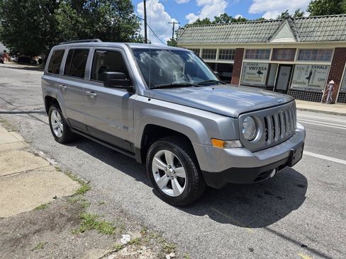 Used 2017 Jeep Patriot Latitude AWD/4WD image 8