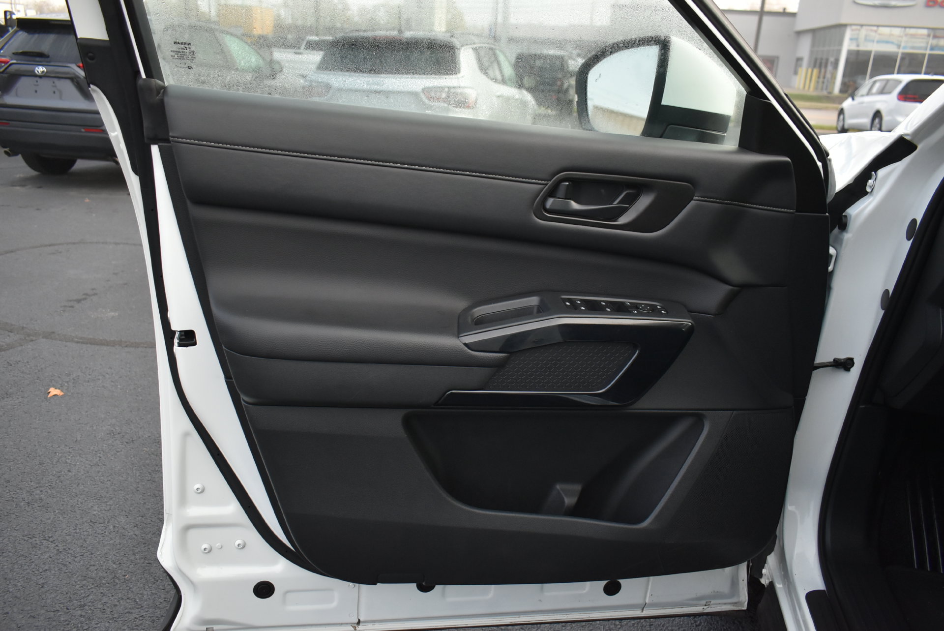 Used 2025 Nissan Pathfinder SV AWD/4WD image 12