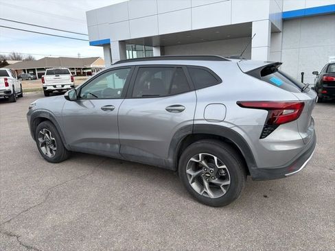 Used 2025 Chevrolet Trax LT w/ LT Convenience Package image 23