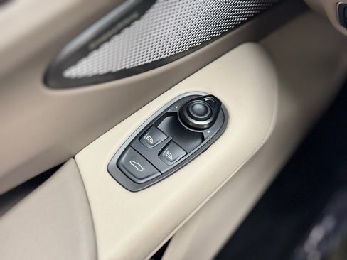 Used 2025 Aston Martin V8 Vantage Coupe image 18