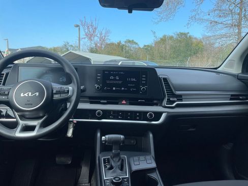 Used 2025 Kia Sportage LX image 17
