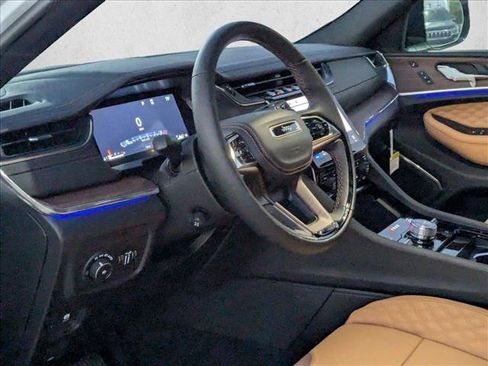 New 2025 Jeep Grand Cherokee Summit image 3