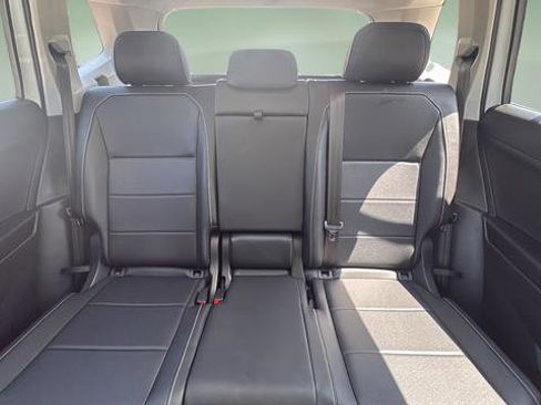 Used 2021 Volkswagen Tiguan SEL AWD/4WD image 32