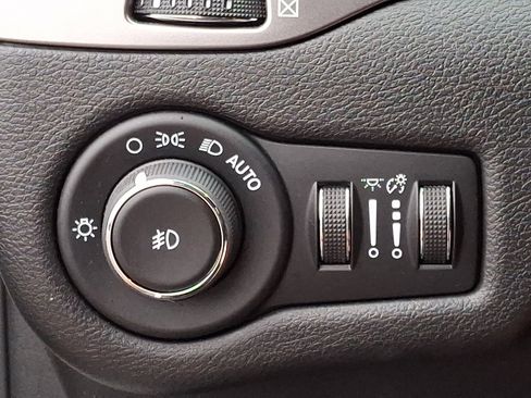 Used 2019 Jeep Cherokee Latitude Plus w/ Cold Weather Group AWD/4WD image 27