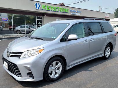 Used 2018 Toyota Sienna LE w/ Carpet Mat Package