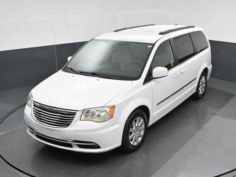 Used 2014 Chrysler Town & Country Touring image 63