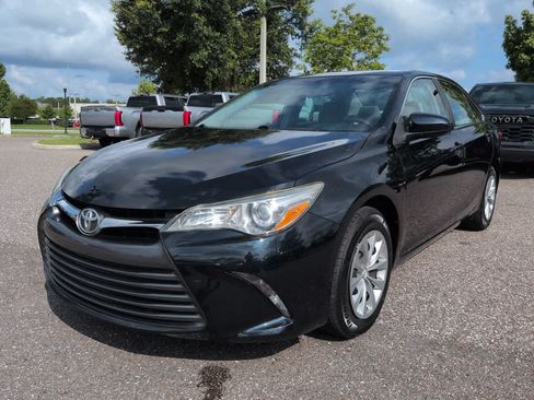 Used 2015 Toyota Camry LE FWD image 2