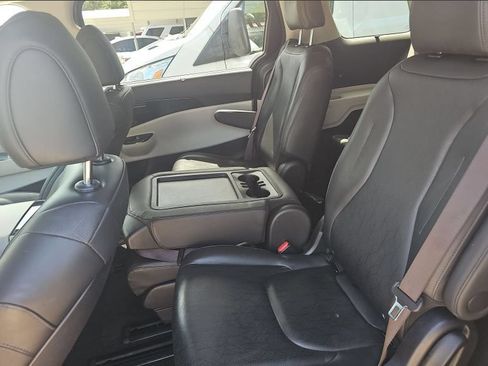 Used 2024 Kia Carnival EX FWD image 6