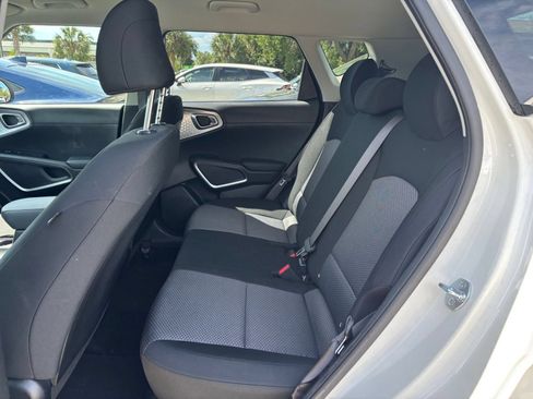 Used 2025 Kia Soul LX w/ LX Technology Package FWD image 25