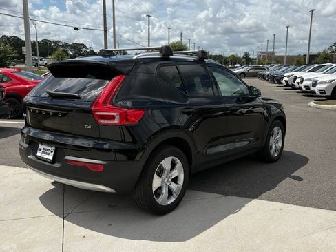 Used 2022 Volvo XC40 T4 Momentum FWD image 5