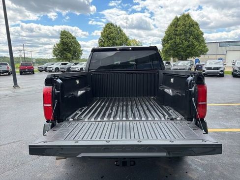 Used 2025 Toyota Tacoma SR5 AWD/4WD image 15