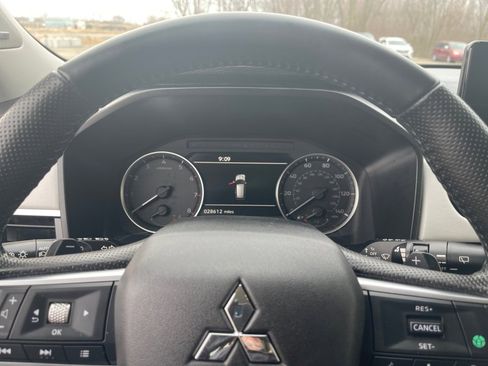 Used 2025 Mitsubishi Outlander SE image 10