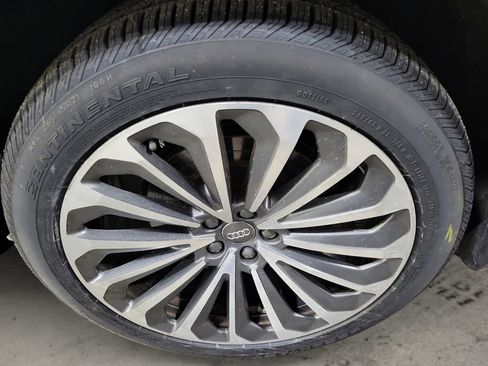 Used 2019 Audi e-tron Prestige w/ Prestige Package image 12