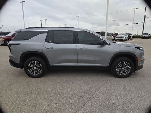 Used 2025 Chevrolet Traverse LT w/ Driver Confidence Package FWD image 2