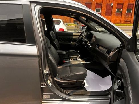 Used 2022 Mitsubishi Outlander 4WD Plug-In Hybrid image 15