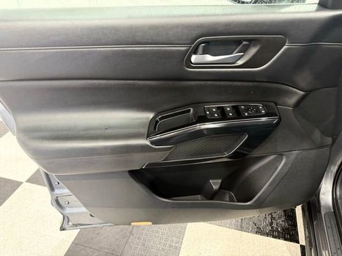 Used 2022 Nissan Pathfinder SV image 13