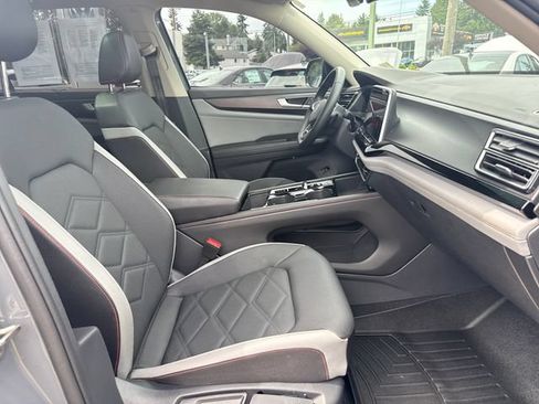 Used 2025 Volkswagen Atlas Peak Edition SE AWD/4WD image 9