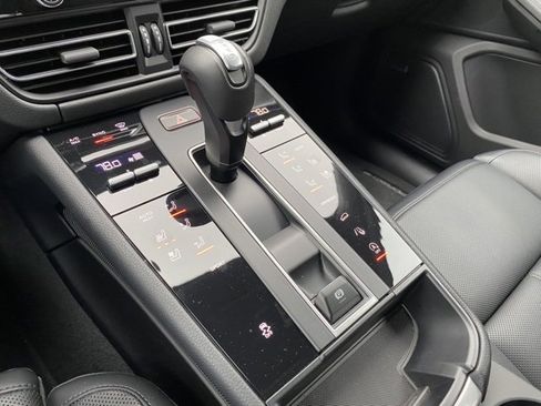 Certified 2024 Porsche Macan image 9